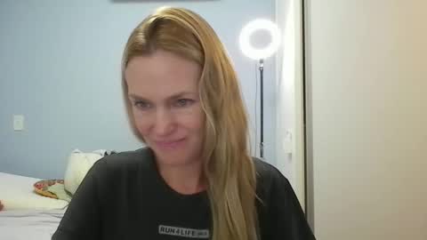 Snapshot of crazyanny chatting on 04/22/26, 12:28 Anny online show from 04/22/26, 12:28