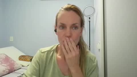 Snapshot of crazyanny chatting on 04/24/26, 12:35 Anny online show from 04/24/26, 12:35