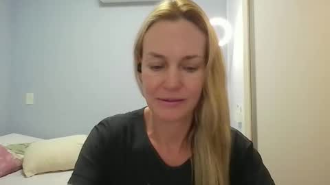 Snapshot of crazyanny chatting on 04/27/26, 12:47 Anny online show from 04/27/26, 12:47
