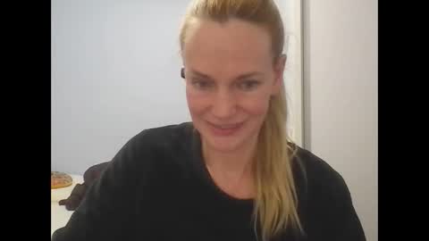 Snapshot of crazyanny chatting on 05/20/26, 12:17 Anny online show from 05/20/26, 12:17