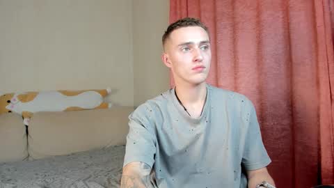 Snapshot of crazybottom99 chatting on 10/28/25, 06:21 Alex online show from 10/28/25, 06:21