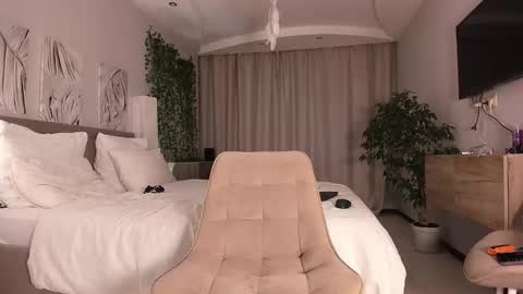 Snapshot of creambaby1 chatting on 12/19/25, 08:32 ALEXA AND WALLY online show from 12/19/25, 08:32