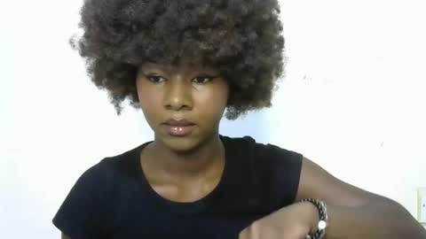 Snapshot of creamybabee chatting on 01/12/25, 10:02 queen online show from 01/12/25, 10:02