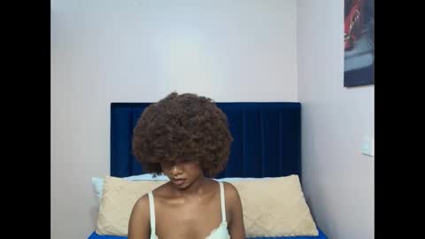 Snapshot of creamybabee chatting on 12/21/25, 10:39 queen online show from 12/21/25, 10:39