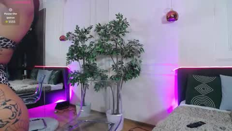 Snapshot of creamyinkk chatting on 10/27/25, 12:31 Sophie online show from 10/27/25, 12:31