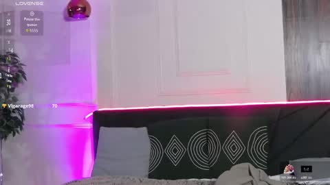 Snapshot of creamyinkk chatting on 10/31/25, 04:13 Sophie online show from 10/31/25, 04:13