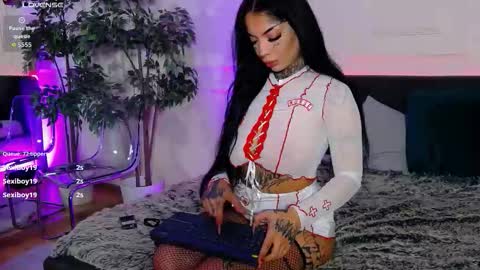 Snapshot of creamyinkk chatting on 11/04/25, 06:45 Sophie online show from 11/04/25, 06:45