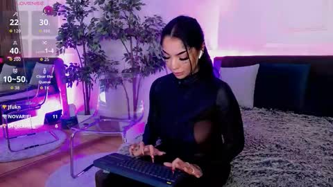 Snapshot of creamyinkk chatting on 11/06/25, 08:04 Sophie online show from 11/06/25, 08:04