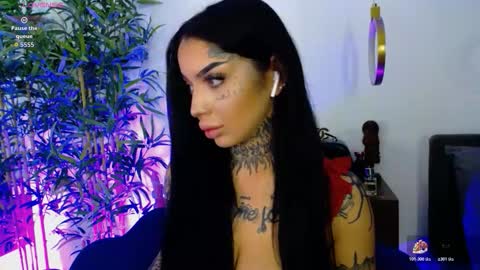 Snapshot of creamyinkk chatting on 11/28/25, 07:55 Sophie online show from 11/28/25, 07:55