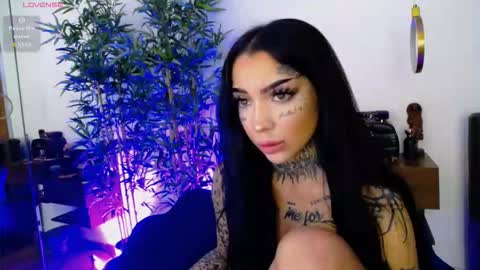 Snapshot of creamyinkk chatting on 12/04/25, 07:17 Sophie online show from 12/04/25, 07:17