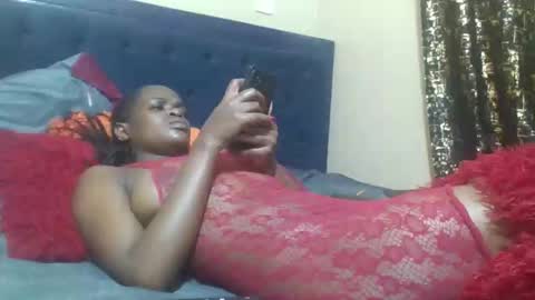 Snapshot of creamymomma chatting on 12/17/25, 11:44 verah online show from 12/17/25, 11:44