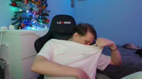 Snapshot of creedsweetie chatting on 12/20/25, 04:58 CAT online show from 12/20/25, 04:58