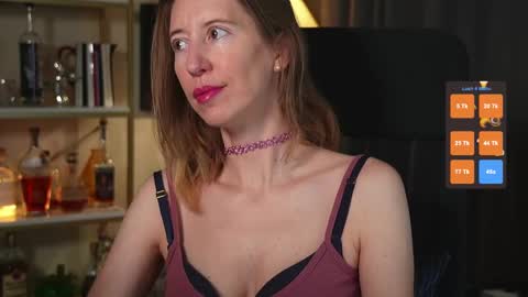 Snapshot of creme_dela_creme chatting on 10/24/25, 05:42 Quinn de la Creme online show from 10/24/25, 05:42