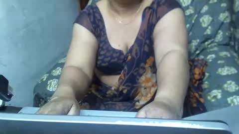 Snapshot of crezybhabihot chatting on 02/15/25, 08:01 Sonika69 online show from 02/15/25, 08:01