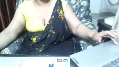 Snapshot of crezybhabihot chatting on 03/12/25, 12:04 Sonika69 online show from 03/12/25, 12:04