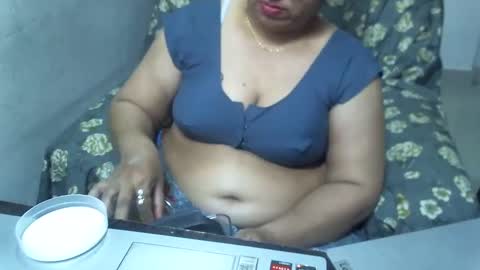 Snapshot of crezybhabihot chatting on 03/12/25, 11:22 Sonika69 online show from 03/12/25, 11:22