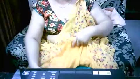 Snapshot of crezybhabihot chatting on 10/02/25, 12:06 Sonika69 online show from 10/02/25, 12:06