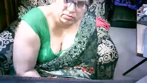 Snapshot of crezybhabihot chatting on 04/17/26, 11:52 Sonika69 online show from 04/17/26, 11:52
