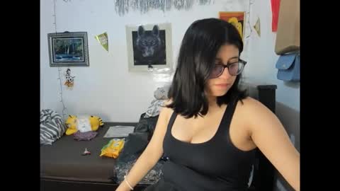 Snapshot of cristal_g19 chatting on 11/29/25, 02:14 online show from 11/29/25, 02:14