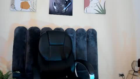 Snapshot of cristalfoxy_ chatting on 06/11/26, 12:32 cristalfoxy_ online show from 06/11/26, 12:32