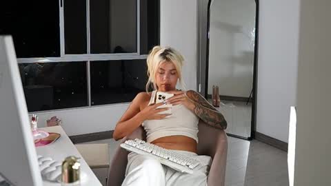 Laura online show from 02/27/26, 03:39