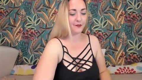 Snapshot of cristinnna chatting on 11/18/25, 07:40 Cristina online show from 11/18/25, 07:40