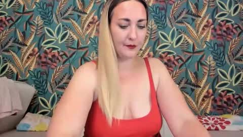 Snapshot of cristinnna chatting on 11/26/25, 05:36 Cristina online show from 11/26/25, 05:36