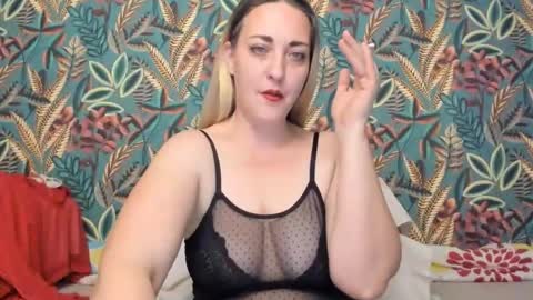 Snapshot of cristinnna chatting on 12/17/25, 09:21 Cristina online show from 12/17/25, 09:21