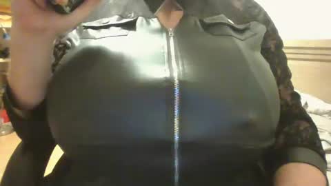 crossdresser240299 online show from 02/17/26, 01:35