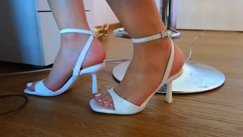 Snapshot of crystal_angel1 chatting on 10/15/25, 07:52 Crys online show from 10/15/25, 07:52