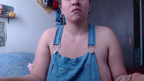 Snapshot of crystal_shadow chatting on 11/18/25, 12:53 Crystal shadow online show from 11/18/25, 12:53