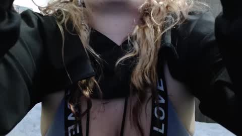 Snapshot of crystal_shadow chatting on 12/19/25, 01:01 Crystal shadow online show from 12/19/25, 01:01