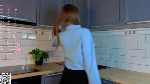 Snapshot of crystaldiva01 chatting on 12/15/25, 06:17 Diva online show from 12/15/25, 06:17