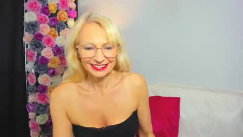 Snapshot of crystalgorgeous chatting on 11/24/25, 04:40 Crsyatal online show from 11/24/25, 04:40