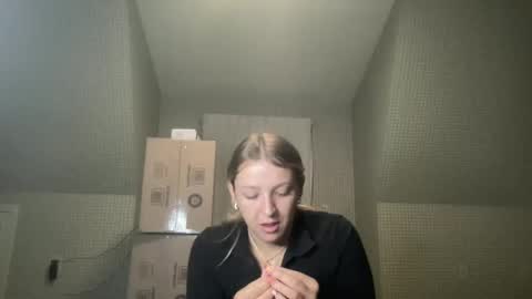 Snapshot of crystallee170 chatting on 10/25/25, 02:41 CrystalBabyy online show from 10/25/25, 02:41