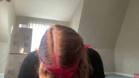 Snapshot of crystallee170 chatting on 10/30/25, 09:15 CrystalBabyy online show from 10/30/25, 09:15