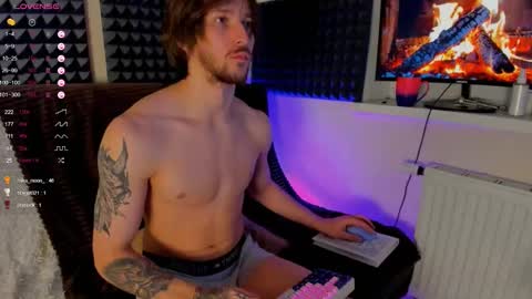 Snapshot of crystallora chatting on 12/08/24, 03:43 Crys online show from 12/08/24, 03:43