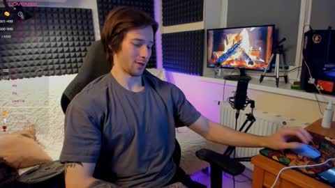 Snapshot of crystallora chatting on 12/14/24, 12:33 Crys online show from 12/14/24, 12:33