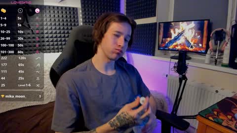 Snapshot of crystallora chatting on 12/19/24, 07:51 Crys online show from 12/19/24, 07:51