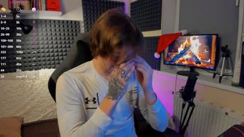 Snapshot of crystallora chatting on 12/23/24, 08:14 Crys online show from 12/23/24, 08:14