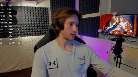 Snapshot of crystallora chatting on 12/25/24, 08:28 Crys online show from 12/25/24, 08:28