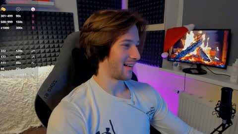 Snapshot of crystallora chatting on 12/25/24, 11:31 Crys online show from 12/25/24, 11:31