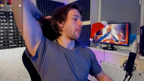 Snapshot of crystallora chatting on 12/29/24, 02:38 Crys online show from 12/29/24, 02:38