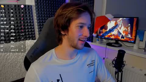 Snapshot of crystallora chatting on 12/30/24, 08:25 Crys online show from 12/30/24, 08:25