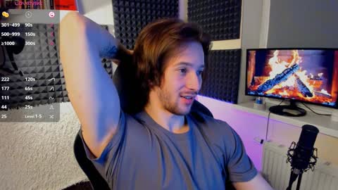 Snapshot of crystallora chatting on 01/01/25, 08:47 Crys online show from 01/01/25, 08:47