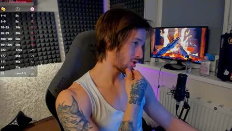 Snapshot of crystallora chatting on 01/07/25, 09:14 Crys online show from 01/07/25, 09:14