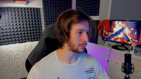 Snapshot of crystallora chatting on 01/10/25, 08:04 Crys online show from 01/10/25, 08:04