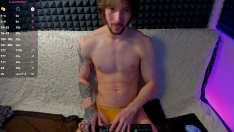 Snapshot of crystallora chatting on 01/29/25, 06:43 Crys online show from 01/29/25, 06:43