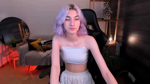 Snapshot of crystalluna__ chatting on 10/05/25, 01:53 Mia online show from 10/05/25, 01:53