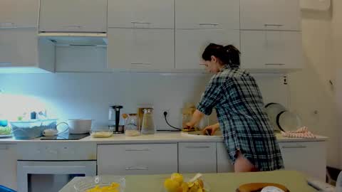 Snapshot of crystalnut chatting on 12/04/25, 03:27 Maria online show from 12/04/25, 03:27